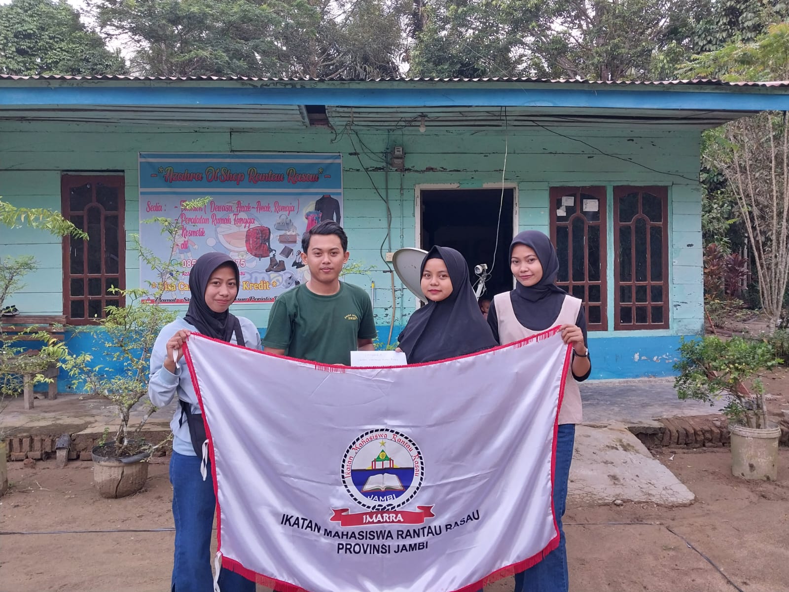 Ikatan Mahasiswa Kecamatan Rantau Rasau Serahkan Sumbangan Kepada Nanda Arya