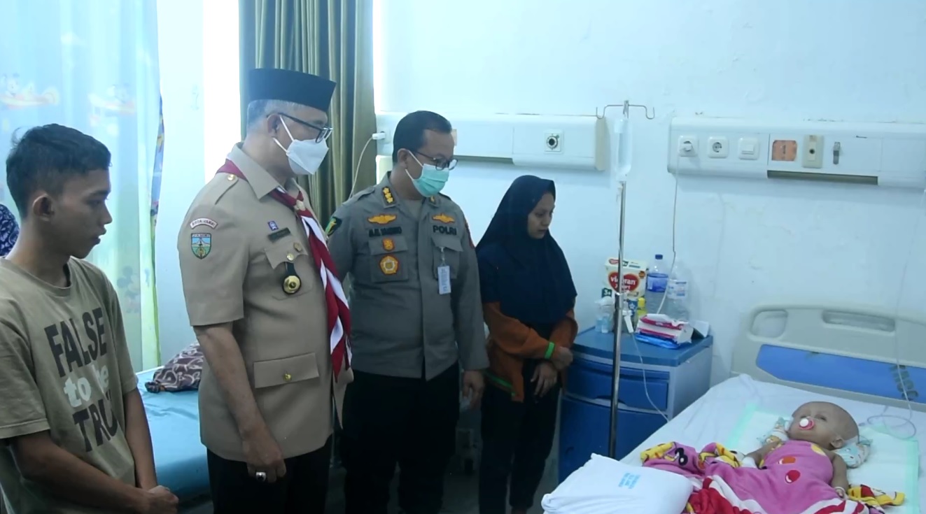 Wali Kota Syarif Fasha Saat Menjenguk Balita Penderita Hidrosefalus di RS Bhayangkara
