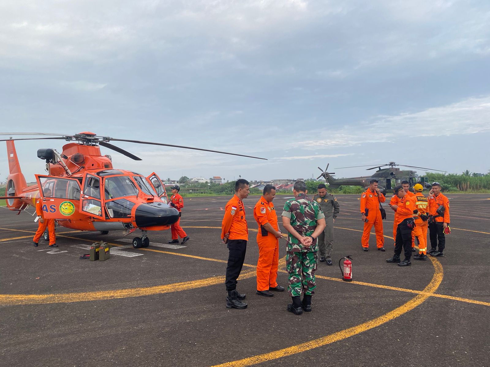 Tim Saat Persiapan Proses Evakuasi Pada Hari Ketiga menggunakan 6 helikopter