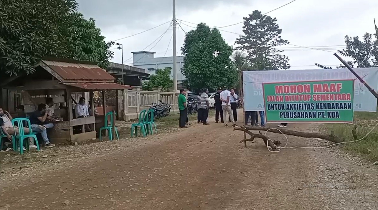 Pemblokiran Jalan Masuk ke PT KDA di Lakukan Warga Tanjung Kecamatan Bathin VIII, Hingga Ada Kejelasan dari Pihak Kabupaten Sarolangun