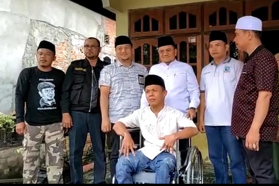 Wakil Walikota Maulana Serahkan Bantuan 3 Kursi Roda Kepada Warga Yang Membutuhkan