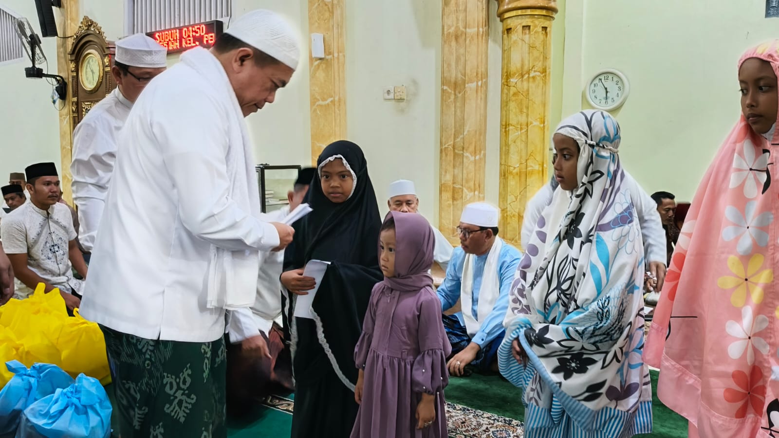 Giat Rutin Gubernur Al Haris Safari Subuh di Masjid Istiqomah Penyengat Rendah, Santuni Anak Yatim dan Dhuafa