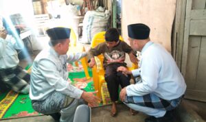 Kunjungan Ke Bungo, Gubernur Al Haris Berikan Bantuan Kursi Roda dan Janji Perbaiki Rumah Pada Misba