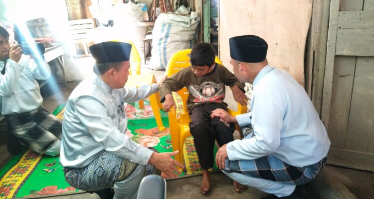 Kunjungan Ke Bungo, Gubernur Al Haris Berikan Bantuan Kursi Roda dan Janji Perbaiki Rumah Pada Misba
