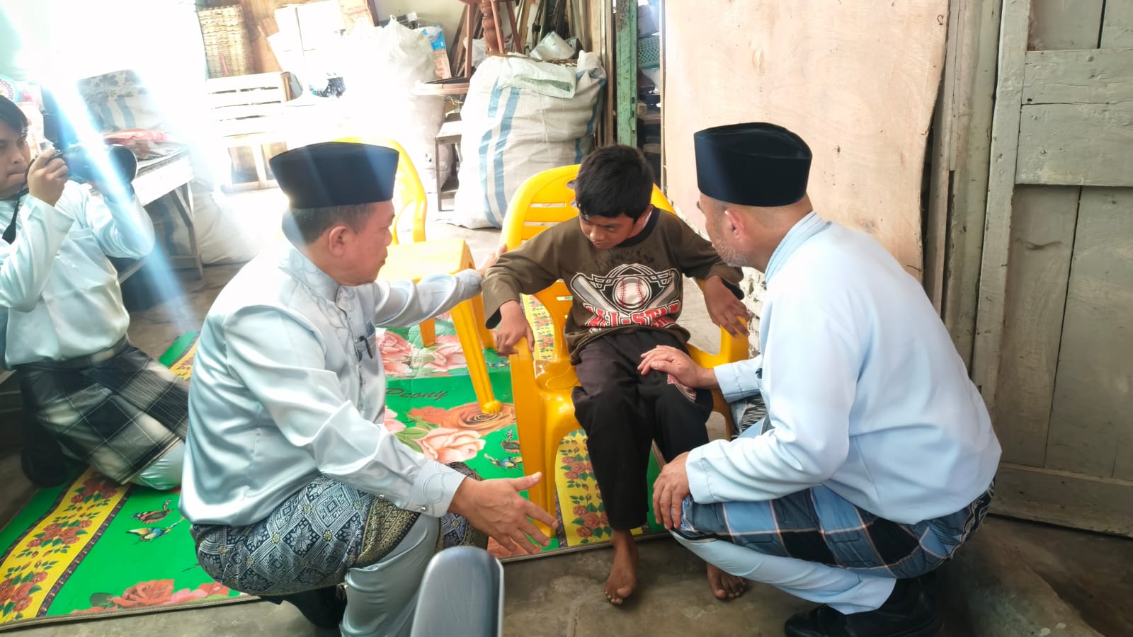 Kunjungan Ke Bungo, Gubernur Al Haris Berikan Bantuan Kursi Roda dan Janji Perbaiki Rumah Pada Misba