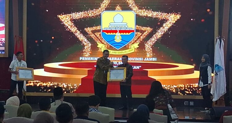 Gubernur Al Haris Raih Penghargaan Akreditasi Kearsipan Tingkat Nasional