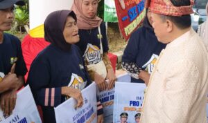 Gubernur Jambi Al Haris Serahkan Rp 1 Miliar Lebih Bantuan Bedah Rumah untuk Tanjab Timur