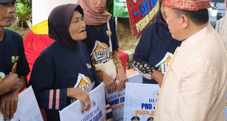Gubernur Jambi Al Haris Serahkan Rp 1 Miliar Lebih Bantuan Bedah Rumah untuk Tanjab Timur