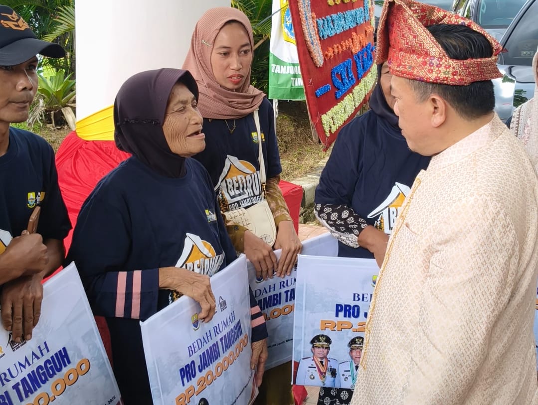 Gubernur Jambi Al Haris Serahkan Rp 1 Miliar Lebih Bantuan Bedah Rumah untuk Tanjab Timur
