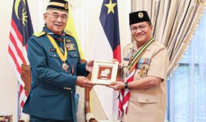 Medali Penghargaan Semangat Rimba Silver Dianugerahkan Pada Wali Kota Jambi Atas Dukungan Kepramukaan di Malaysia