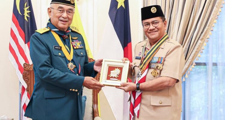 Medali Penghargaan Semangat Rimba Silver Dianugerahkan Pada Wali Kota Jambi Atas Dukungan Kepramukaan di Malaysia