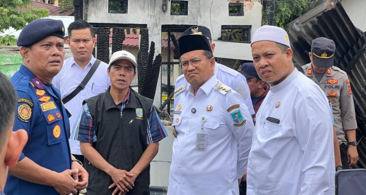 Kunjungi Langsung Lokasi Kebakaran, Pemkot Jambi Hadir Berikan Bantuan Tanggap Darurat Bagi Korban