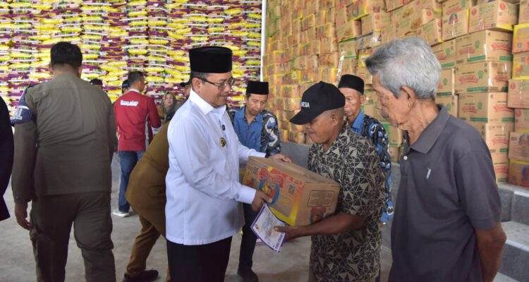 12 Ribu Paket Sembako Disalurkan oleh Maulana- Diza Kepada Masyarakat dan Anak Yatim