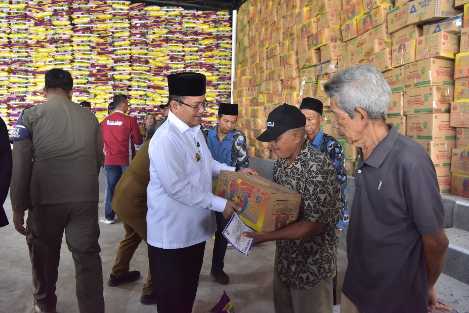 12 Ribu Paket Sembako Disalurkan oleh Maulana- Diza Kepada Masyarakat dan Anak Yatim