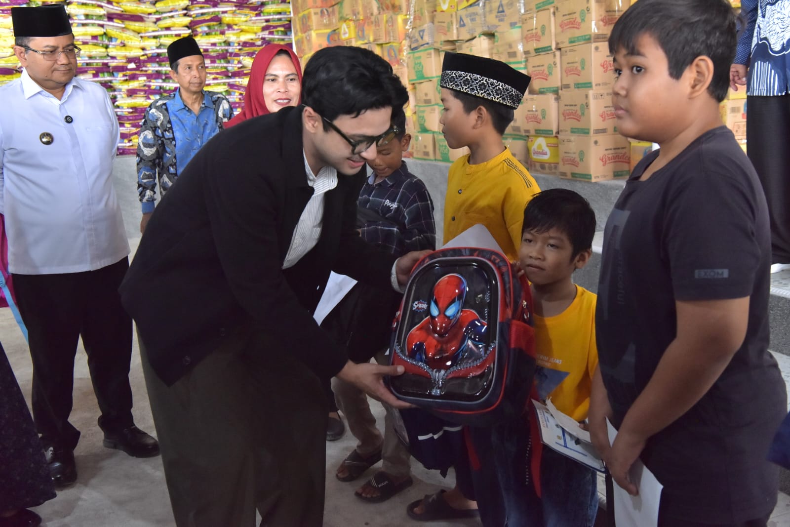 Wawako Diza Berikan Bantuan Sekolah Kepada Anak Yatim