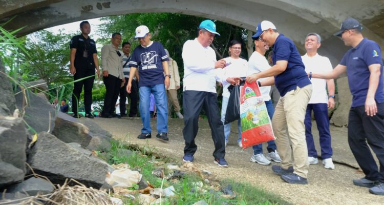 Pemprov Jambi Wujudkan Gerakan Indonesia ASRI, Wagub Sani Pimpin Gotong Royong Massal di Danau Sipin