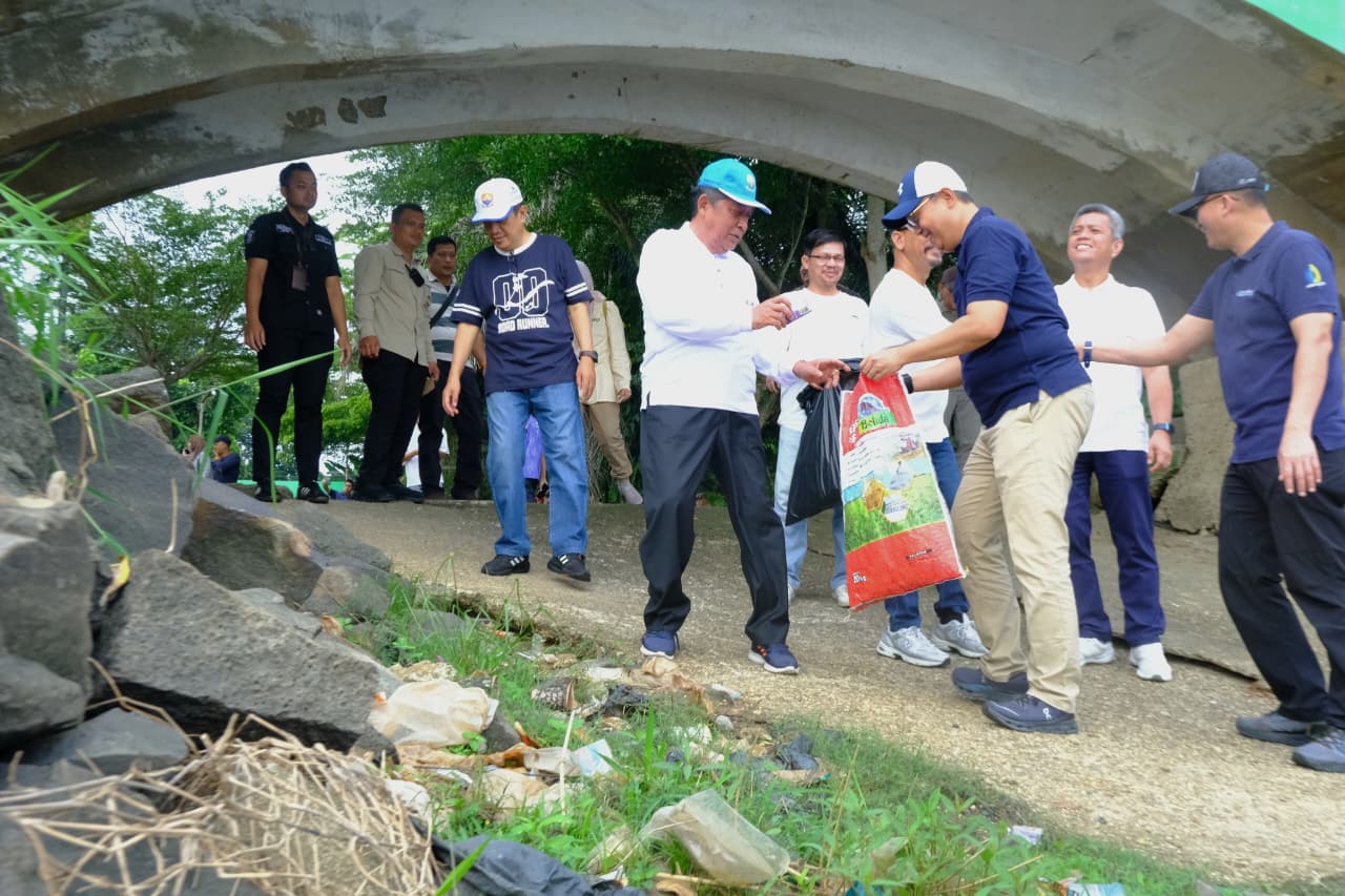 Pemprov Jambi Wujudkan Gerakan Indonesia ASRI, Wagub Sani Pimpin Gotong Royong Massal di Danau Sipin