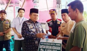 Kompak Bersama Maulana-Diza Tinjau Dan Langsung Berikan Bantuan Korban Kebakaran Kenali Besar