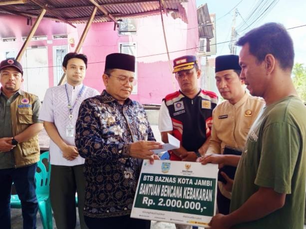 Kompak Bersama Maulana-Diza Tinjau Dan Langsung Berikan Bantuan Korban Kebakaran Kenali Besar